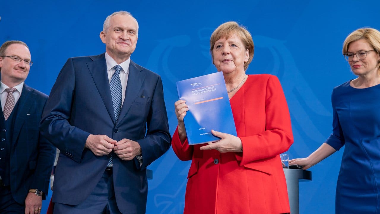 Bundeskanzlerin Angela Merkel bei der Übergabe des Sondergutachten zum CO2-Preis.