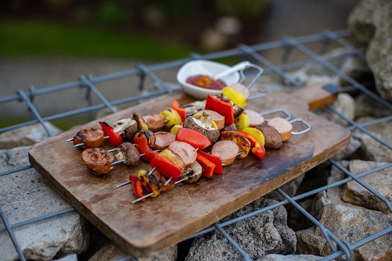 So einfach, aber auch so gut – das trifft auf dieses Rezept für Grillspieße mit Bockwürsten auf jeden Fall zu. Einem entspannten Grillabend mit Freunden steht dann nichts mehr im Wege!