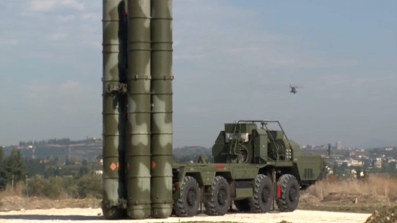 Das S-400-Flugabwehrsystem auf dem syrischen Luftwaffenstützpunkt Hmeimim. Das S-400-Flugabwehrsystem auf dem syrischen Luftwaffenstützpunkt Hmeimim.