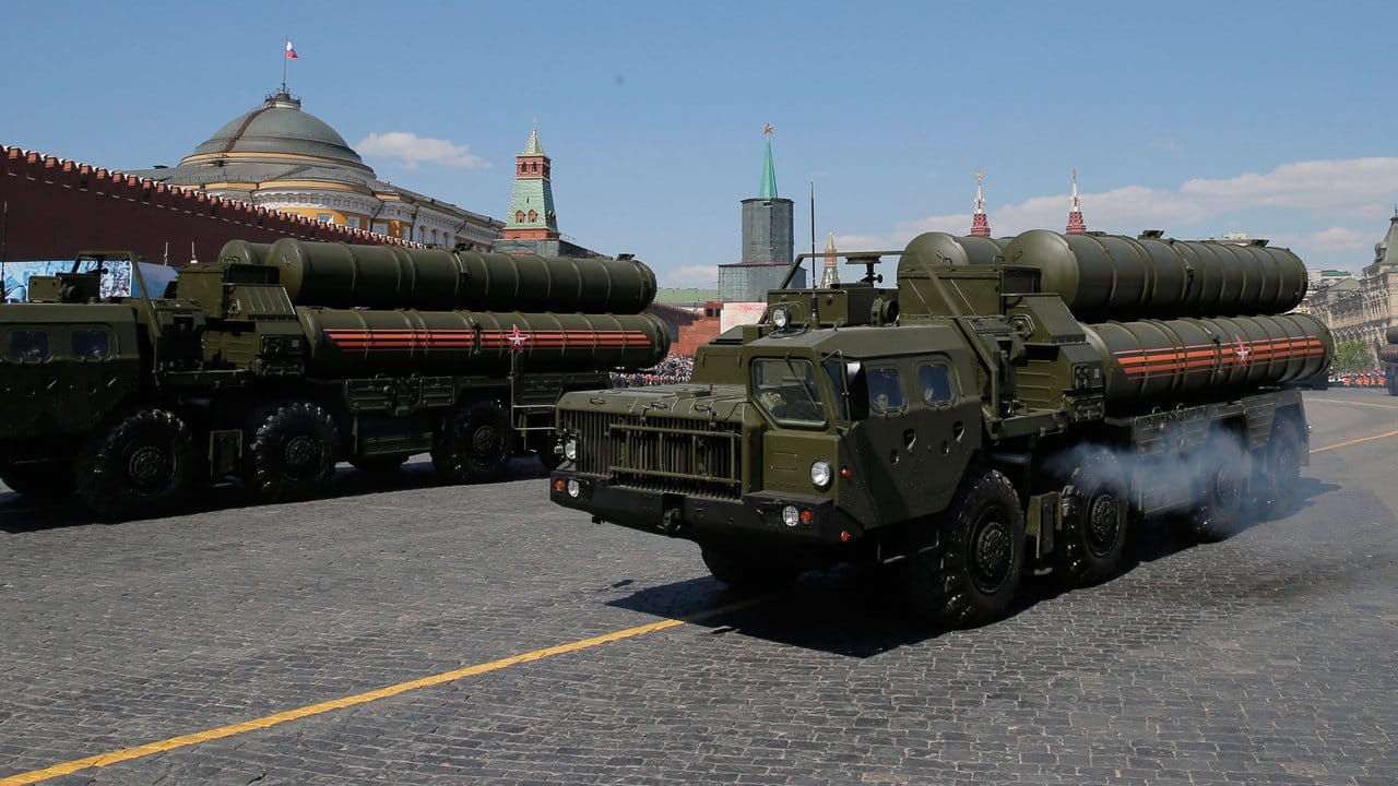 Das russische Flugabwehrsystem S-400 während einer Militärparade auf dem Roten Platz. Das russische Flugabwehrsystem S-400 während einer Militärparade auf dem Roten Platz.