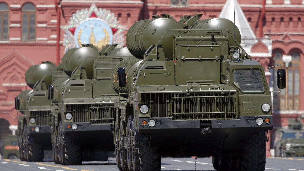 Auf dem Roten Platz in Moskau: Lastwagen der russischen Streitkräfte mit dem Flugabwehrsystem S-400.