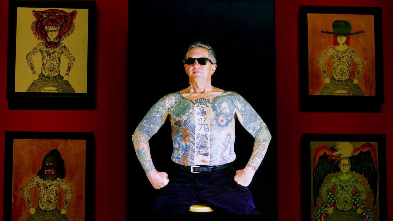Eine Installation zeigt Tattoo-Künstler Ed Hardy auf einem Bildschirm im Fine Arts Museum in der Ausstellung "Ed Hardy: Deeper than Skin" und seine Tätowierungen am Oberkörper. Eine Installation zeigt Tattoo-Künstler Ed Hardy auf einem Bildschirm im Fine Arts Museum in der Ausstellung "Ed Hardy: Deeper than Skin" und seine Tätowierungen am Oberkörper.