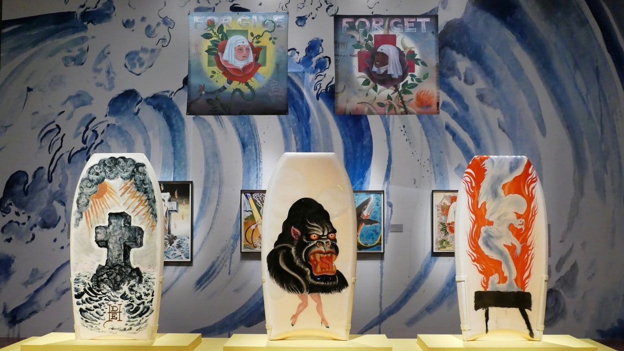 In der Ausstellung gibt es auch Boogie Boards mit Motiven des Tattoo-Künstlers zu sehen. In der Ausstellung gibt es auch Boogie Boards mit Motiven des Tattoo-Künstlers zu sehen.