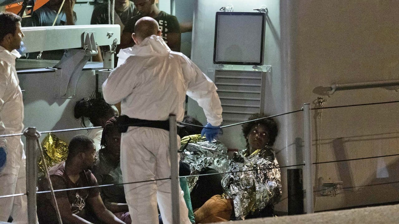 In Rettungsfolien gehüllt: Migranten im sizilianischen Hafen von Pozzallo.