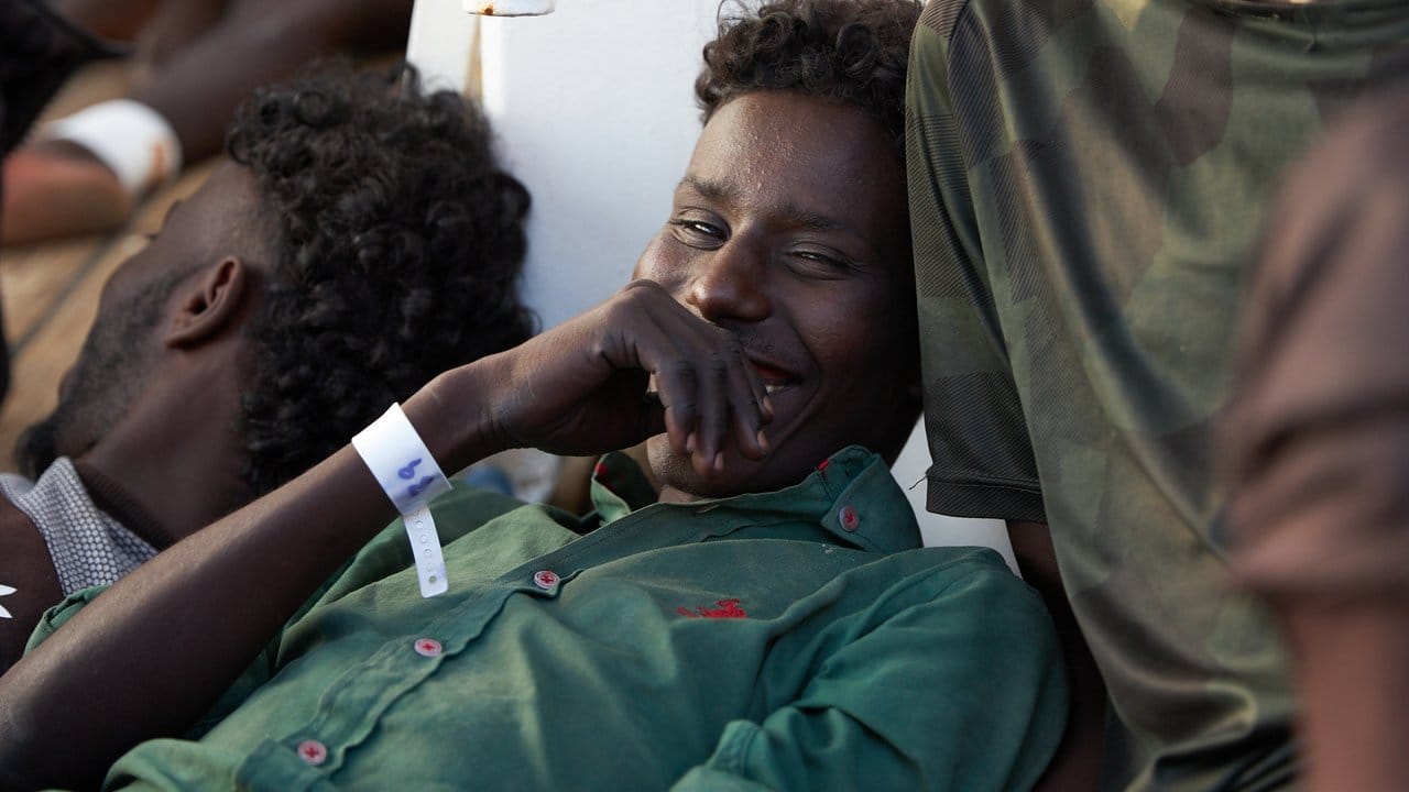 Ein Flüchtling lächelt nach seiner Rettung auf dem Hilfsschiff "Alan Kurdi" der Rettungsorganisation Sea-Eye.