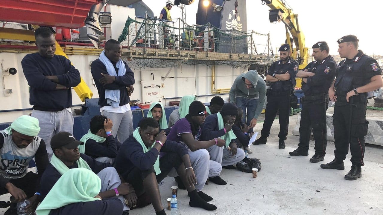 Migranten nach Verlassen der "Sea-Watch 3" im Hafen von Lampedusa.