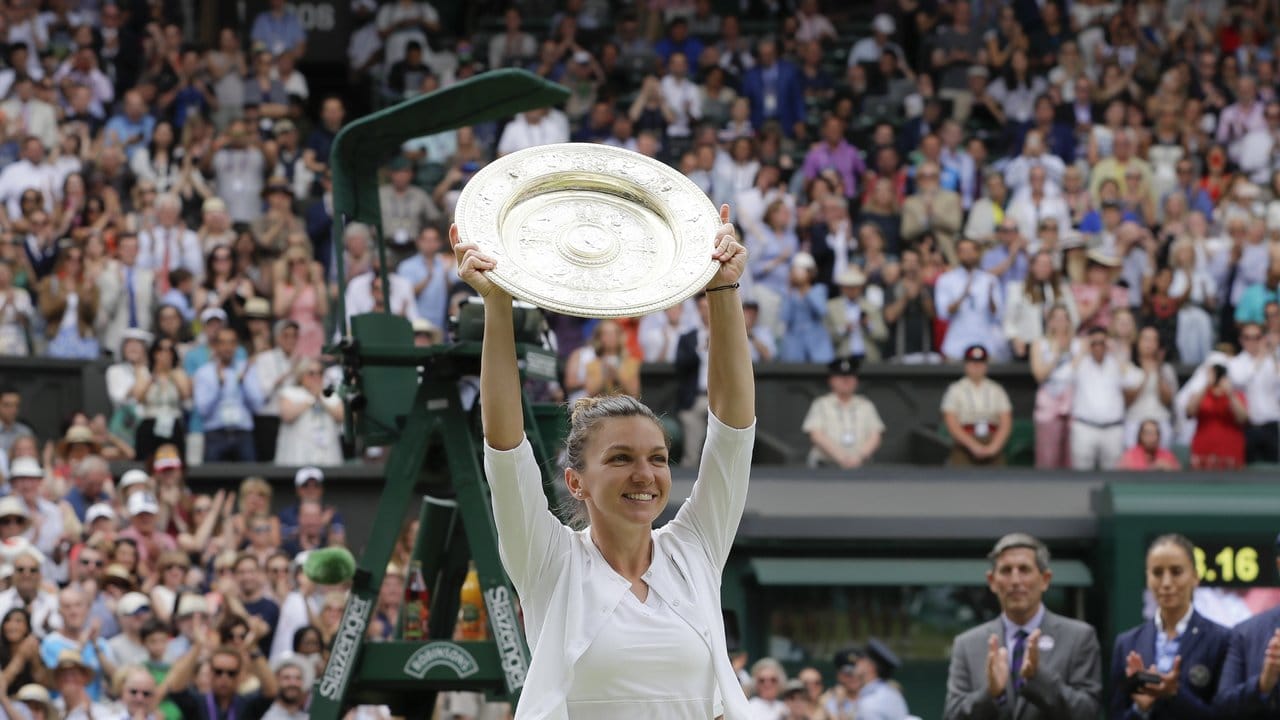 Simona Halep durfte erstmals die Wimbledon-Trophäe in die Höhe halten.