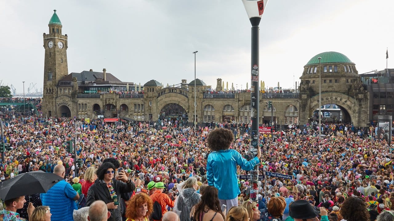 Tausende Besucher des Schlagermoves feiern an den Landungsbrücken in St.