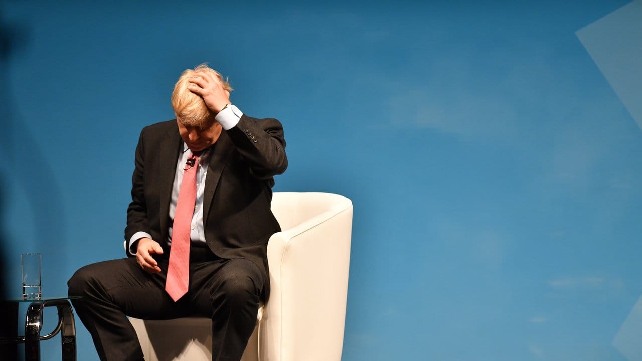 Boris Johnson, Favorit im Rennen um das Amt des konservativen Parteivorsitzenden und britischen Premierministers, fasst sich während einer Wahlkampfveranstaltung an den Kopf.