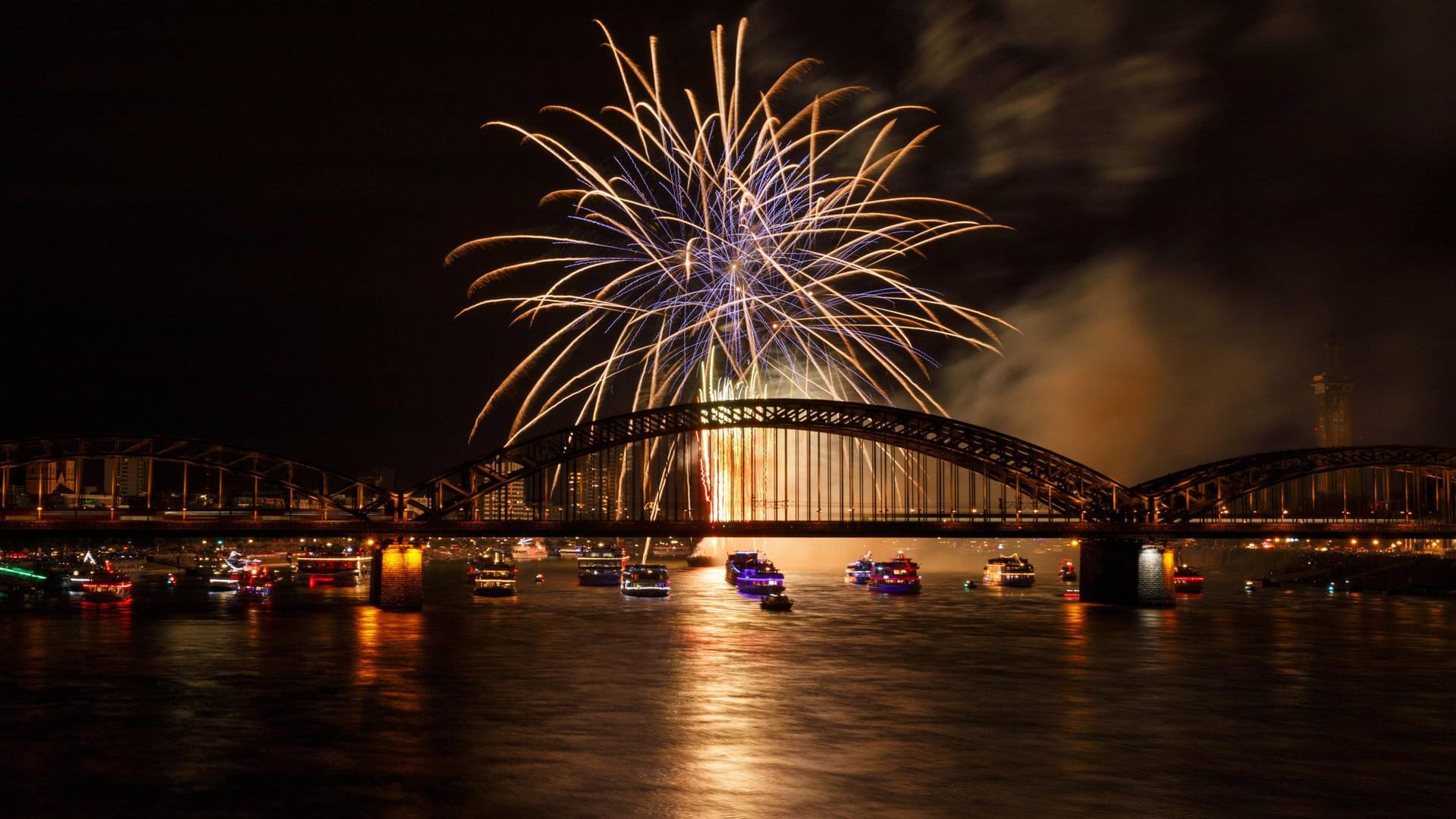 Feuerwerk bei den Kölner Lichtern 2019 zu Ehren von Jacques Offenbach