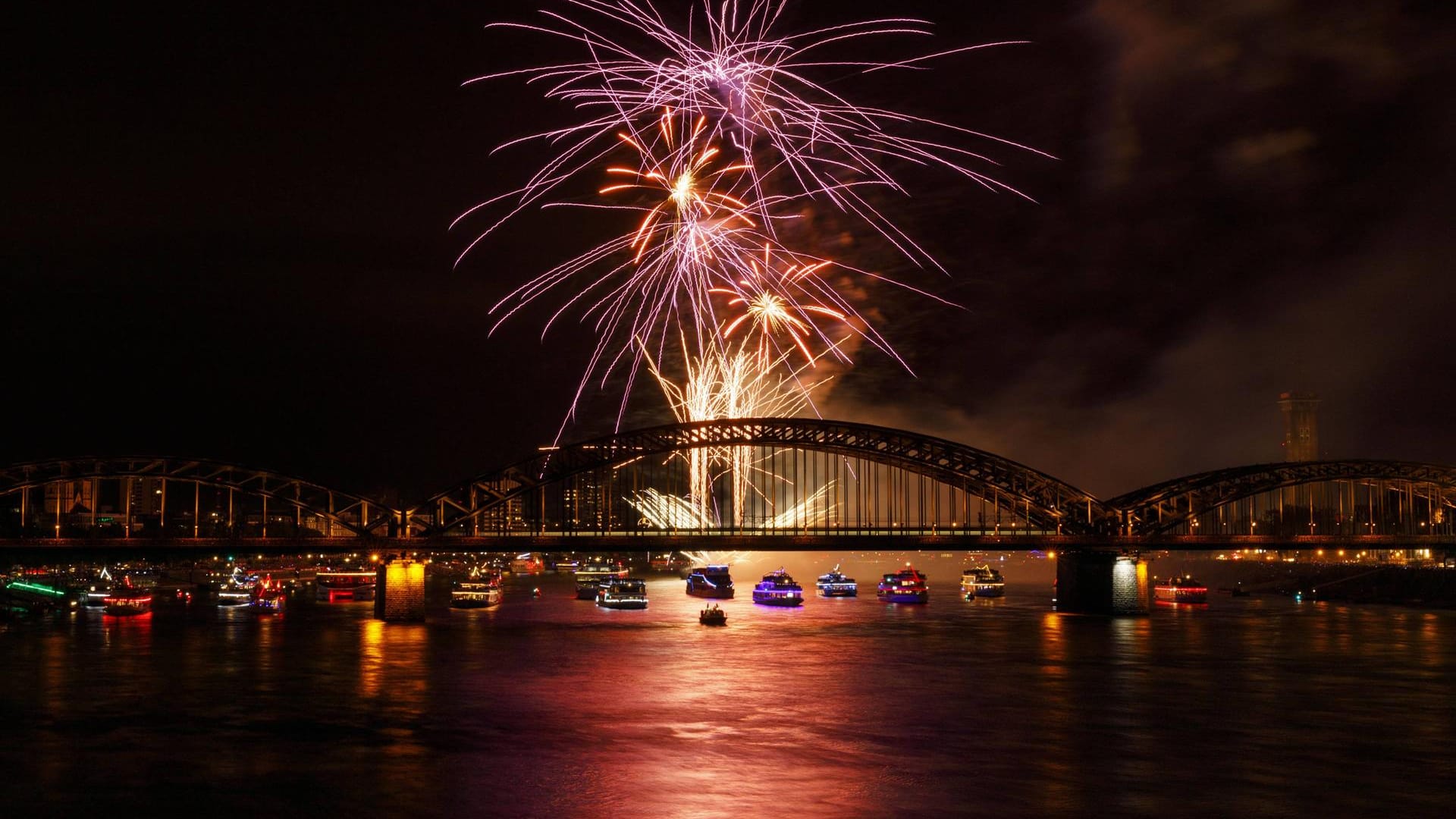 Feuerwerk bei den Kölner Lichtern 2019 zu Ehren von Jacques Offenbach