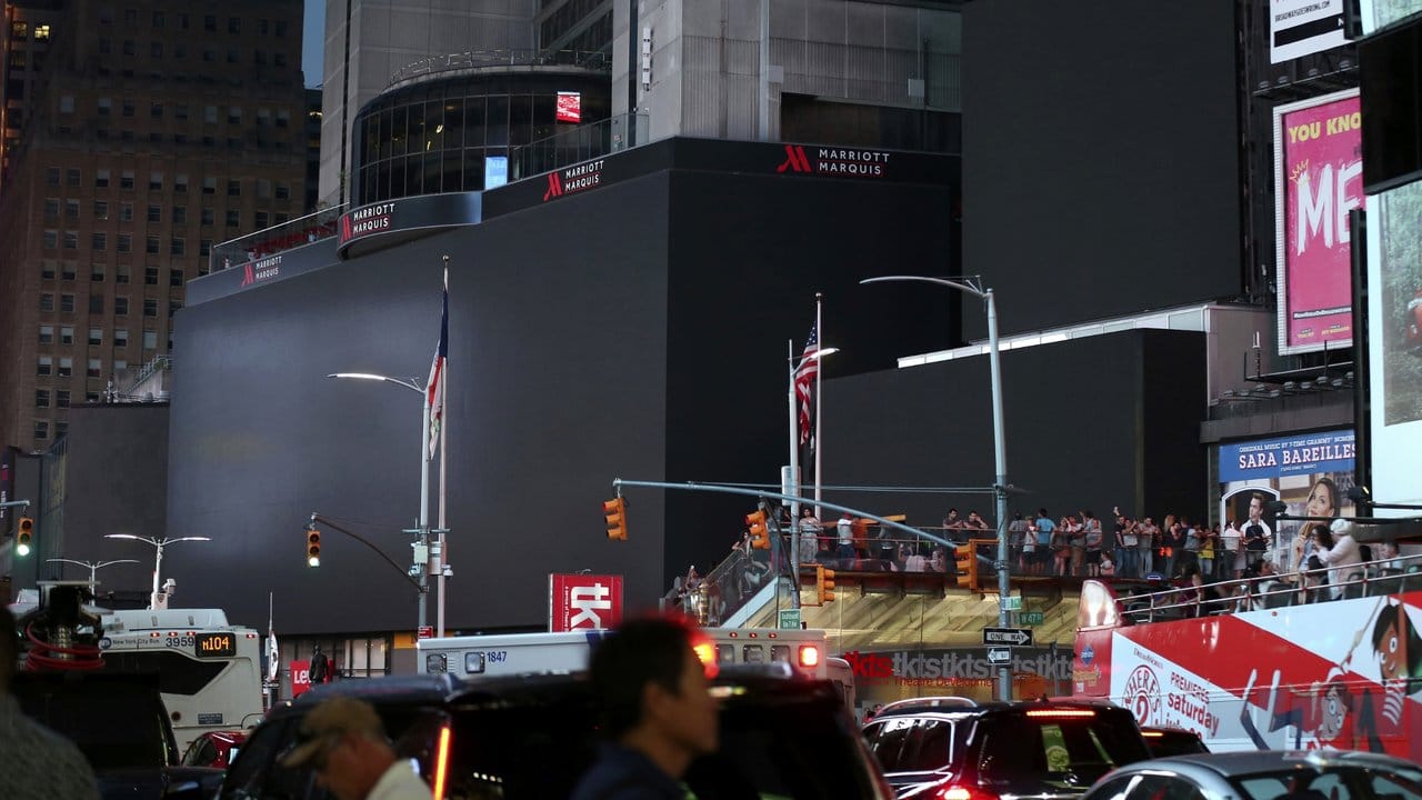 Der ansonsten immer hell flimmernde und leuchtende Times Square versank für mehrere Stunden in partieller Dunkelheit.