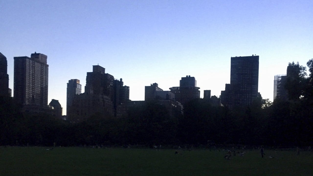 Die Gebäude der Upper West Side von Manhattan sind dunkel.