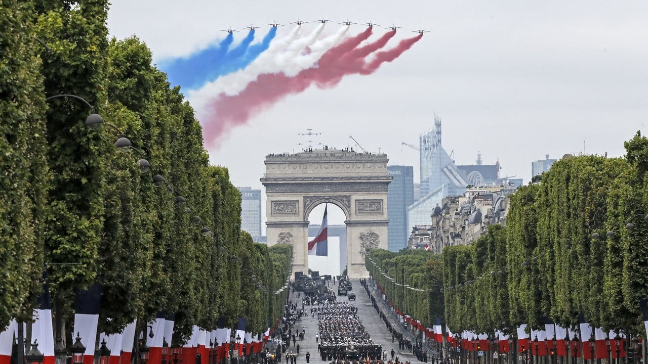 Seit 1980 ist der Vorzeigeboulevard Champs-Élysées Schauplatz des Militärspektakels.