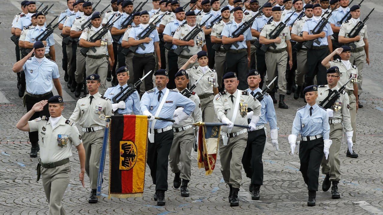 Die Deutsch-Französische Brigade marschiert auf der Prachtstraße Champs-Élysées zur Feier des französischen Nationalfeiertags.