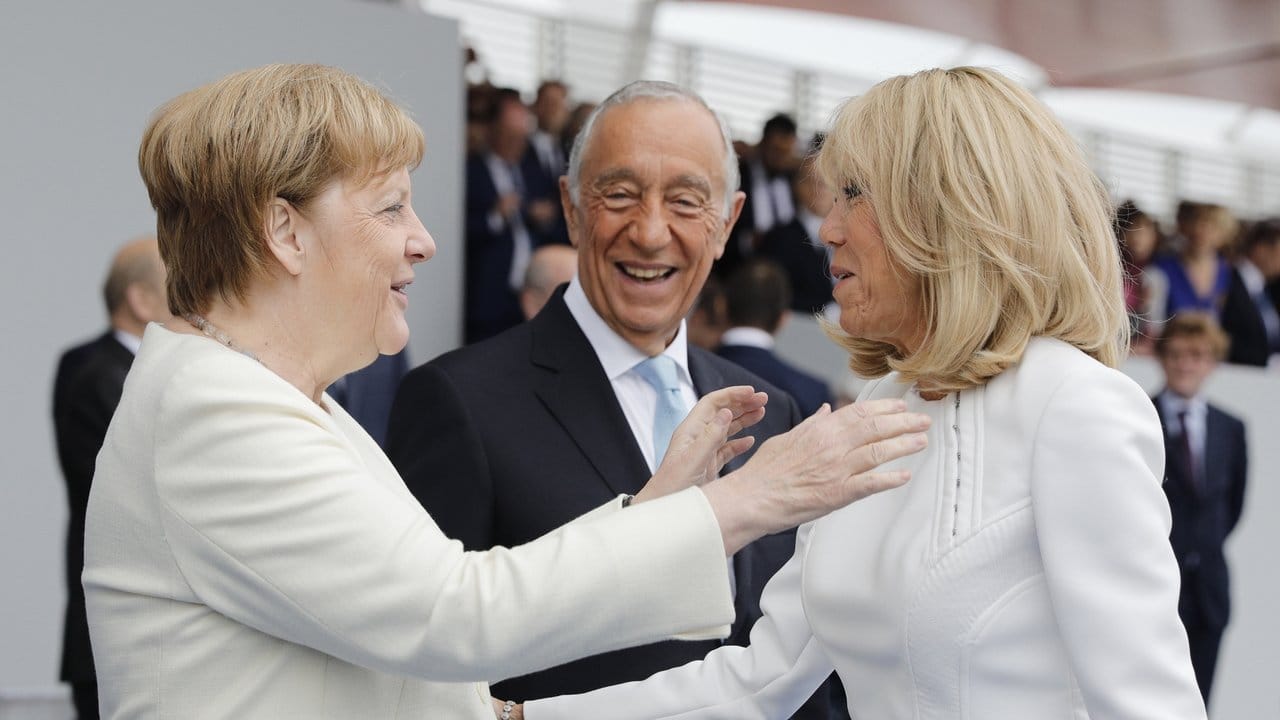 Bundeskanzlerin Angela Merkel (l) und Brigitte Macron begrüßen sich.