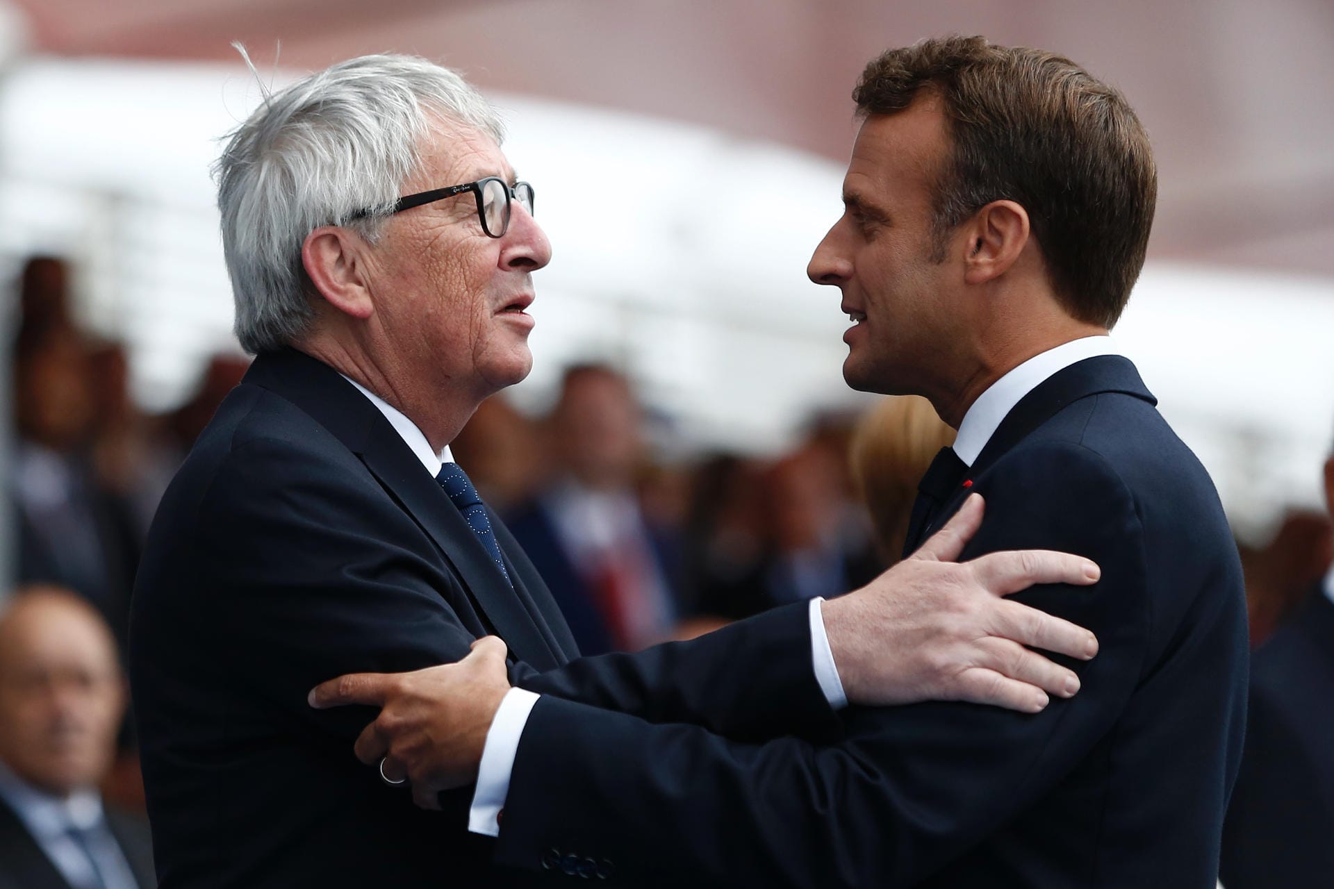 Auch der scheidende EU-Kommissionspräsident Jean-Claude Juncker (l.) reiste für die Militärparade nach Paris.
