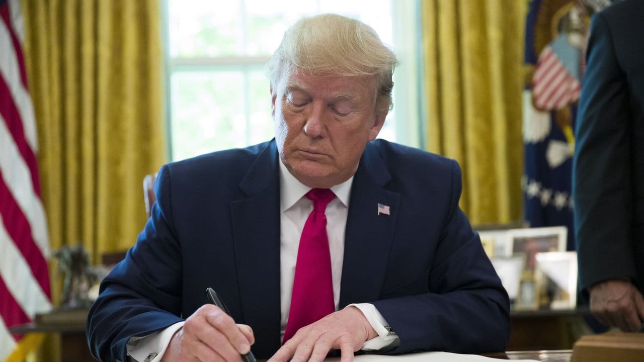 Donald Trump beim Unterzeichnen der jüngsten Verfügung zum Iran.