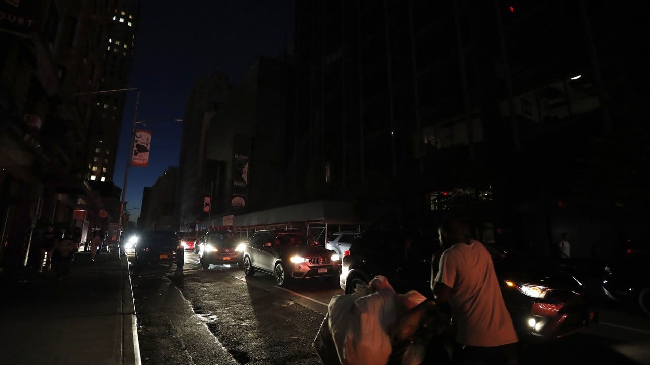 Die Stadt, die niemals schläft, ist ganz schön dunkel: Der massive Stromausfall in New York traf auch den den normalerweise nachts hell erleuchteten Times Square.