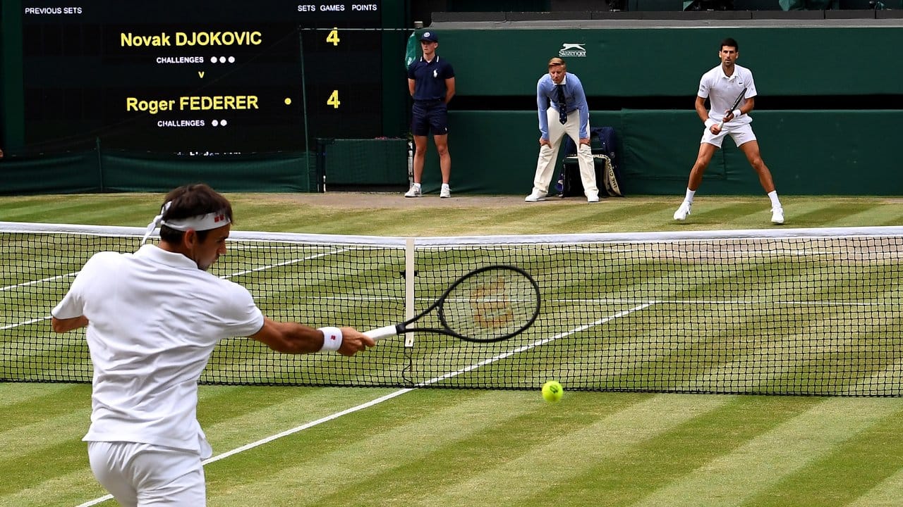 Roger Federer (l) spielte sein zwölftes, Novak Djokovic sein sechstes Wimbledon-Finale.