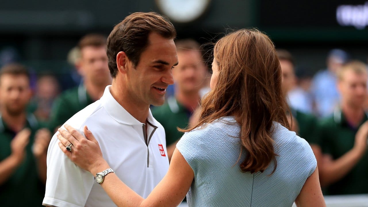 Kate, Herzogin von Cambridge, spendet Roger Federer nach dem historischen Finale Trost.