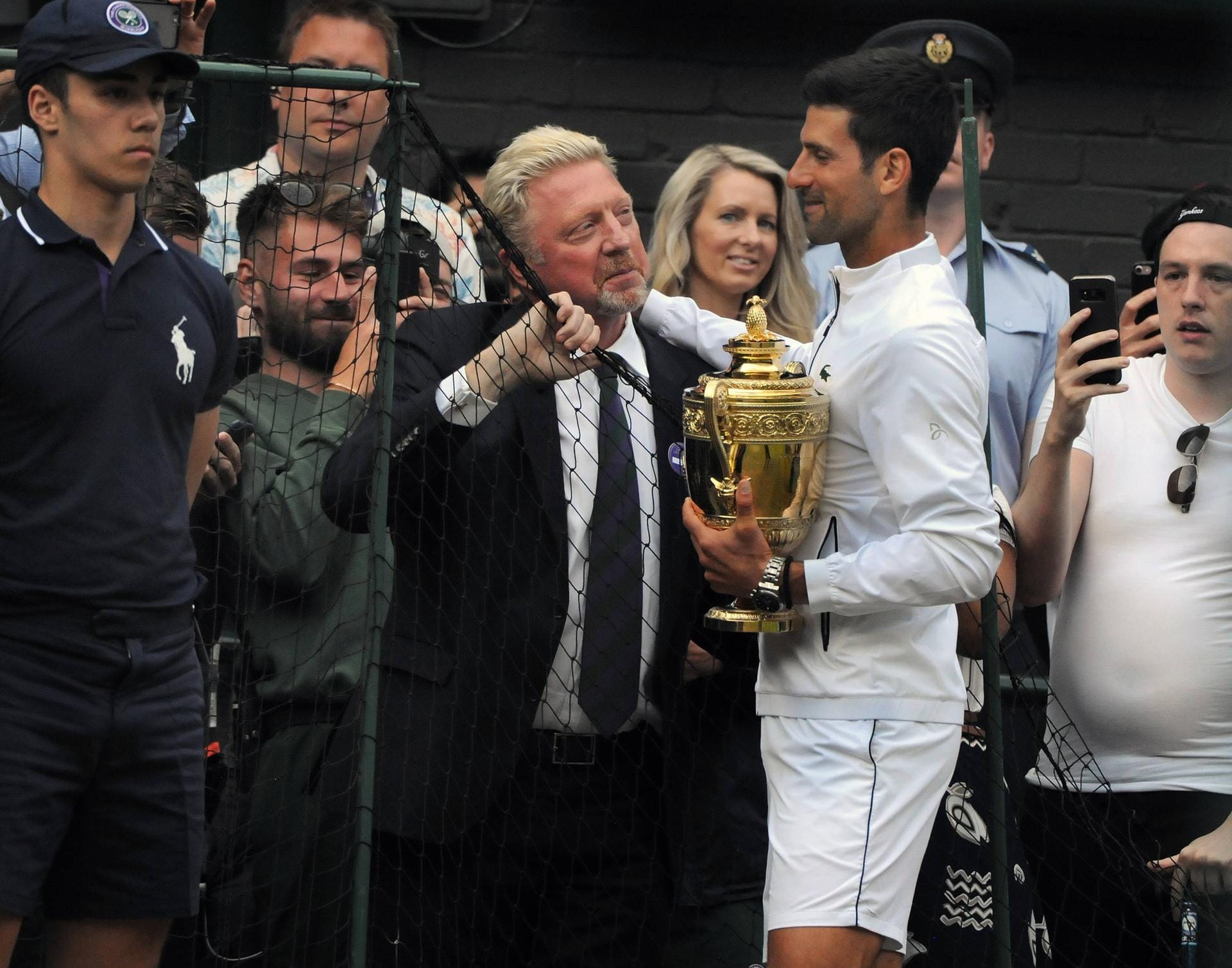 Auch Ex-Trainer Boris Becker jubelte mit Djokovic. Becker hatte den Serben bis Dezember 2016 drei Jahre lang trainiert und zeichnete mitverantwortlich für sechs Grand-Slam-Titel des "Djokers".