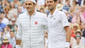 Vor dem Match: Federer (li.) und Djokovic beim gemeinsamen Foto am Netz. Ein hochklassiges Match wurde erwartet – was folgte, war aber viel mehr.