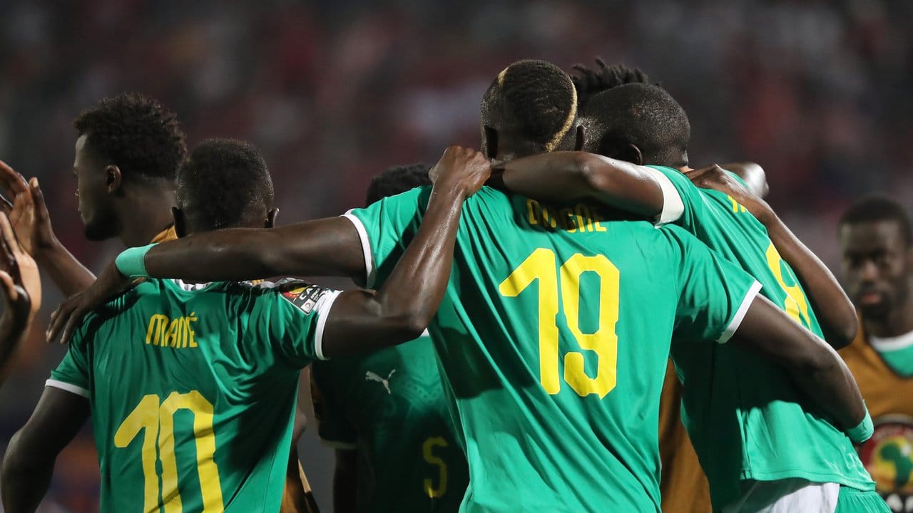 Senegals Spieler um Superstar Sadio Mané (l) feiern den Einzug ins Finale des Afrika-Cups.