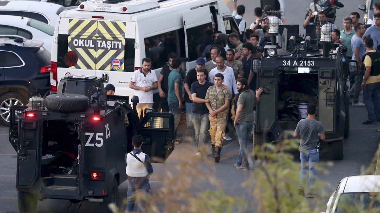 Türkische Polizisten führen putschverdächtige Soldaten am Taksim-Platz in Istanbul ab.