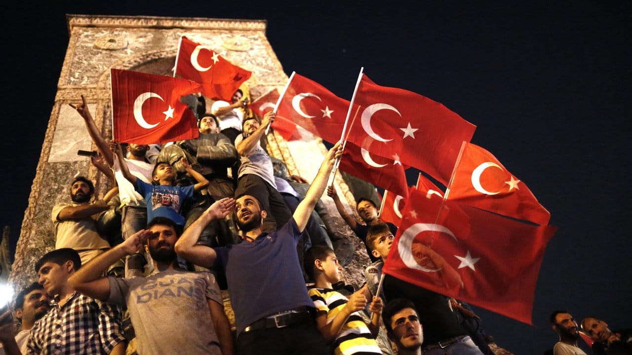 Mit türkischen Flaggen in der Hand salutieren Erdogan-Anhänger einen Tag nach dem Putschversuch in Istanbul.