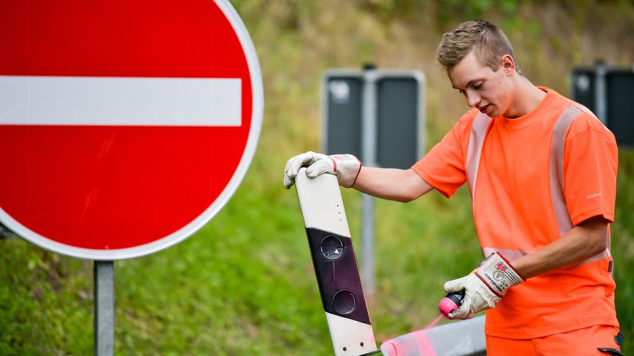 Wenn eine Fahrbahnmarkierung ausgebessert werden muss, ist Max Stahl zur Stelle: Der 17-Jährige macht bei der Autobahnmeisterei Lüdenscheid eine Ausbildung zum Straßenwärter.