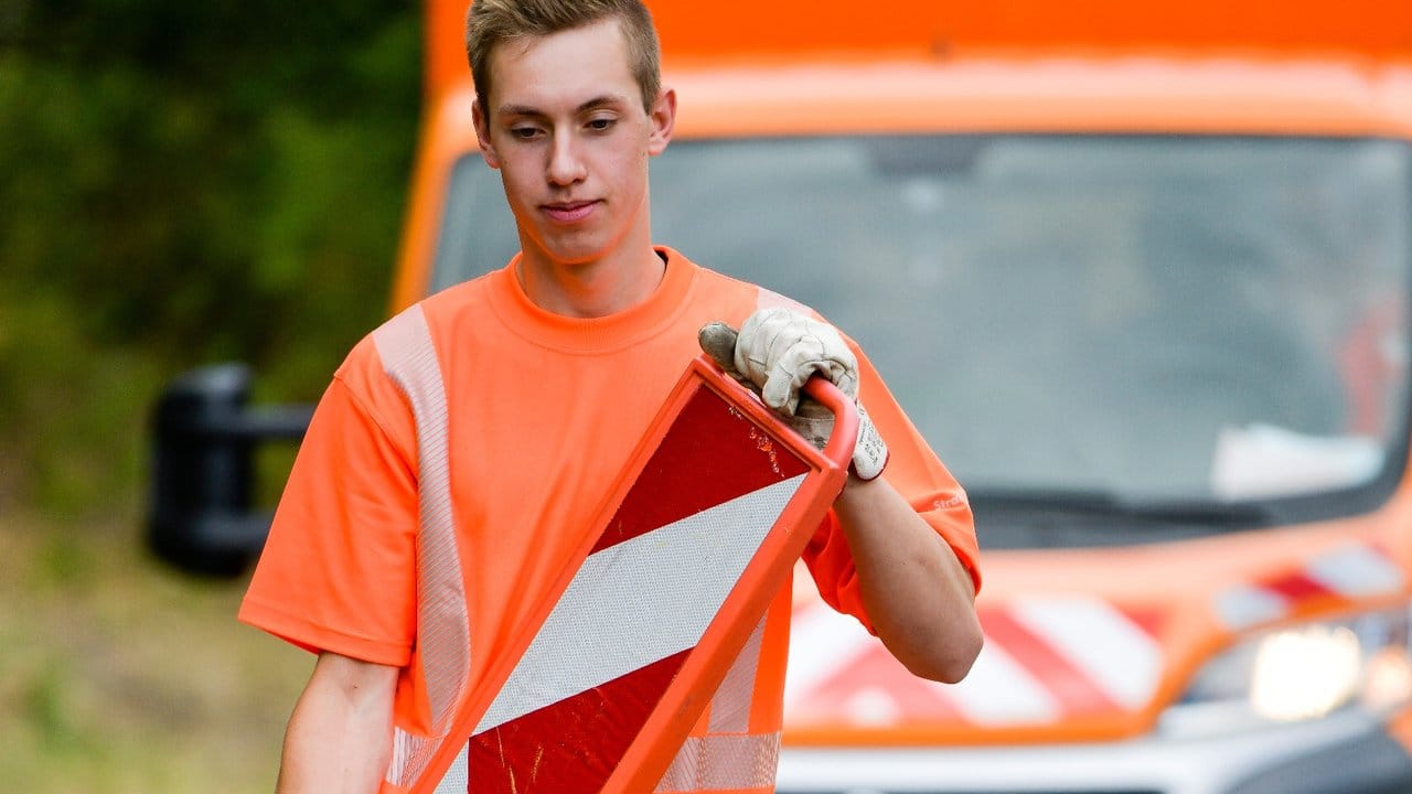 Straßenwärter kümmern sich darum, dass im Straßenverkehr alles rund läuft: Mit einer Warnbake sichert Max Stahl seine Arbeitsstelle vorschriftsmäßig ab.