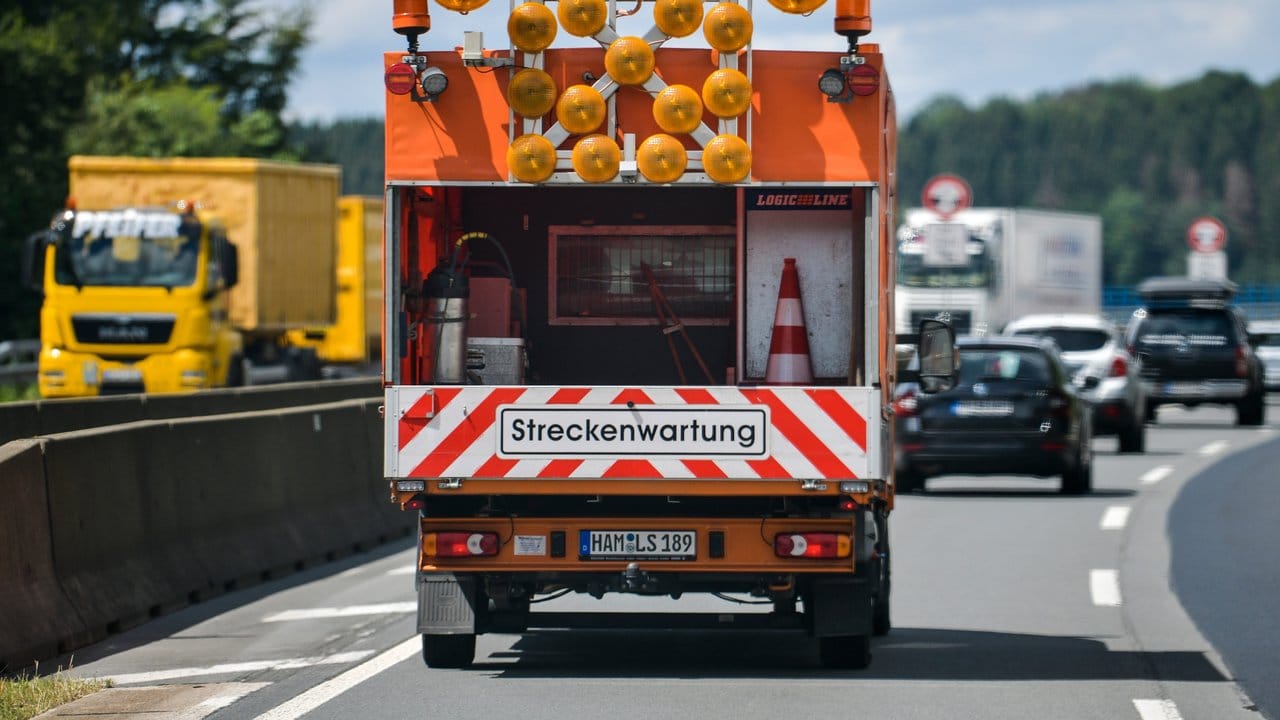 Arbeit mitten im Verkehr: Aufmerksamkeit und Konzentration sind für den Beruf des Straßenwärters unerlässlich.