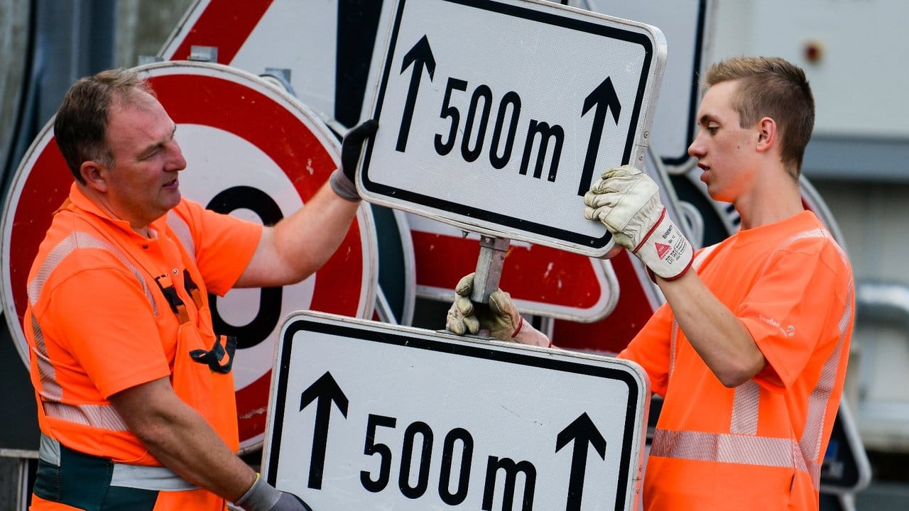 Straßenwärter sind Teamplayer: Ausbilder Markus Jacoby (links) und Max Stahl laden gemeinsam Material für den Einsatz der Autobahnmeisterei Lüdenscheid ein.