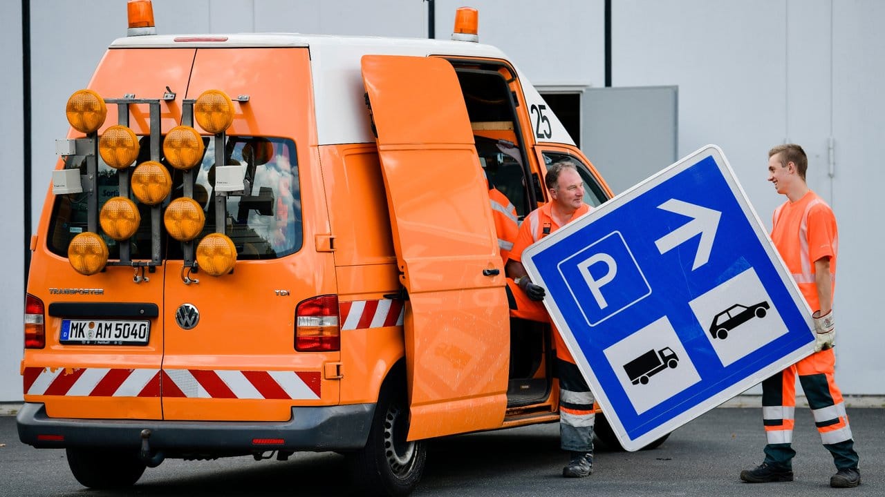 Schilder und Verkehrszeichen geben Autofahrern Orientierung auf der Autobahn: Max Stahl (rechts) und seine Kollegen von der Autobahnmeisterei Lüdenscheid sorgen dafür, dass sie stets in Ordnung sind.