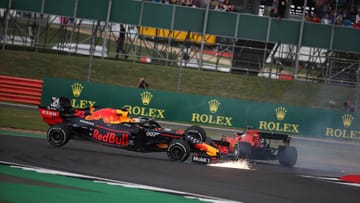 Hamilton vor Bottas, ein weiterer Doppelsieg für Mercedes – doch die Szene des GP von Großbritannien war der von Sebastian Vettel verursachte Crash mit Max Verstappen. Die internationale Presse rätselt.
