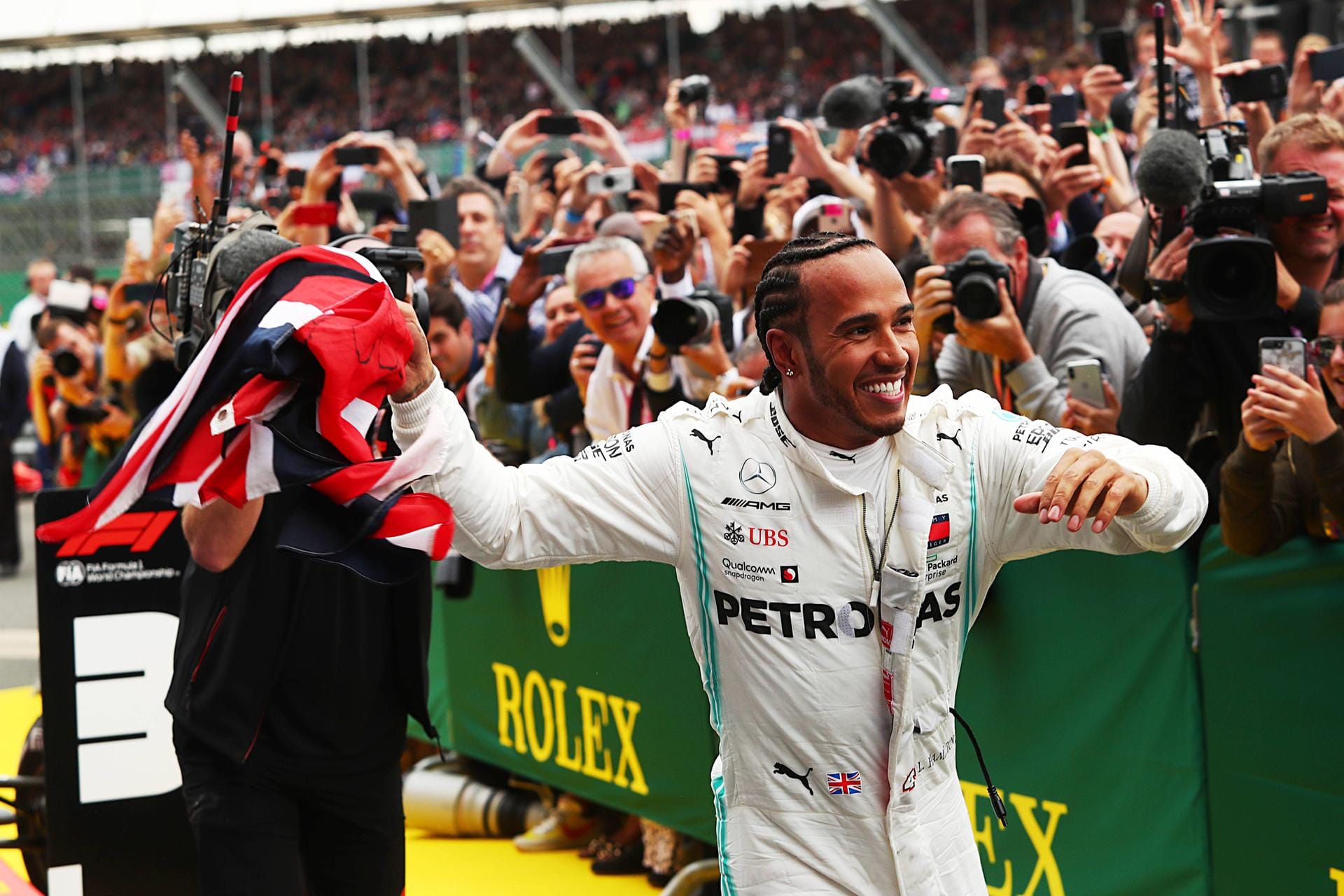 "The Guardian" (Großbritannien): "Hamiltons Sieg war etwas dem Glück geschuldet. Aber sobald alle Hindernisse beseitigt waren, brachte er den Sieg mit der unablässigen Kontrolle zum Abschluss, die ihn fünf Titel einfahren ließ. Nun scheint ein sechster näher denn je. Er führt in der Meisterschaft vor Bottas mit 39 Punkten und hat 100 Punkte Vorsprung vor Vettel."