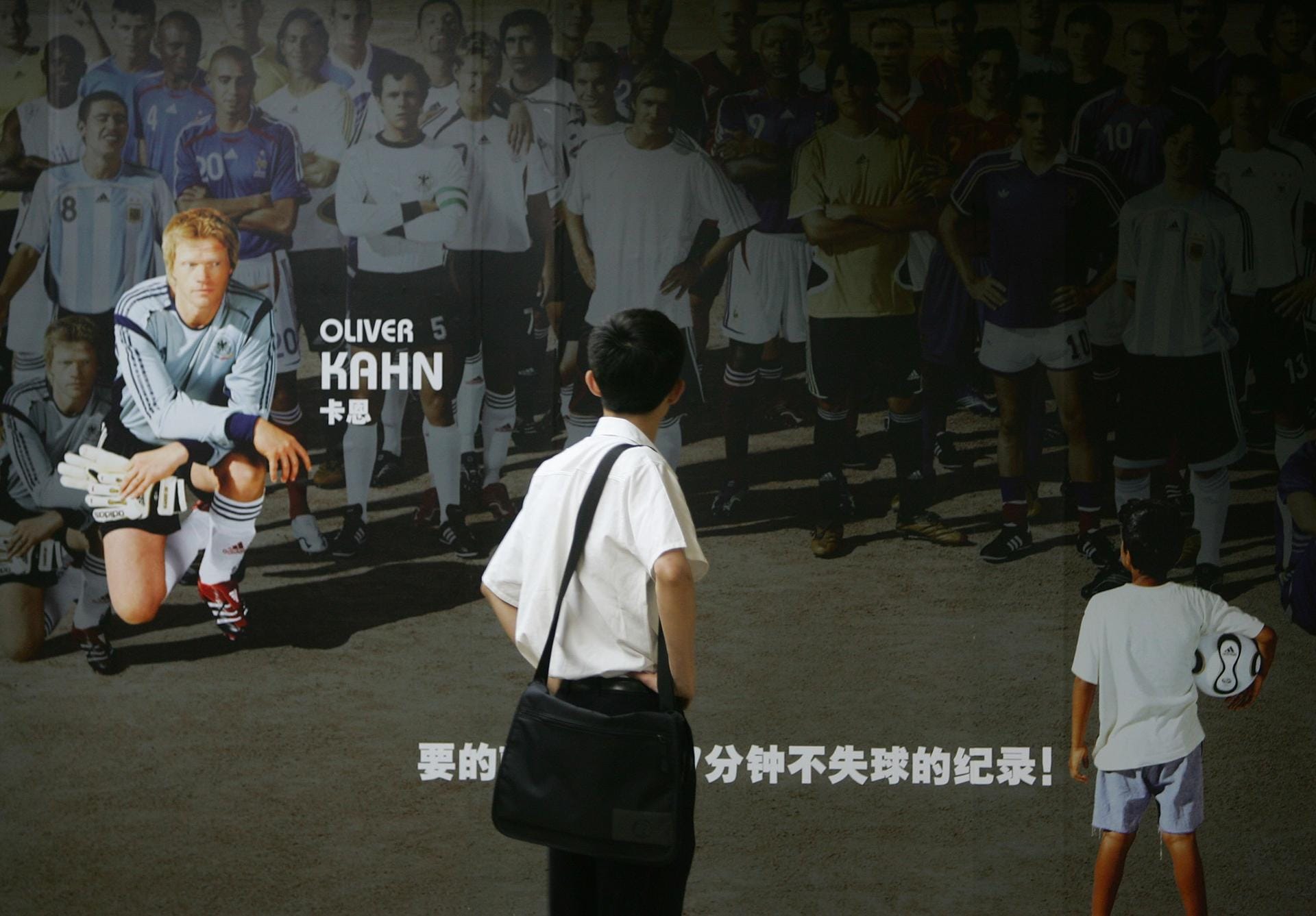 Sein Engagement in Peking ist keine Überraschung: In Asien ist Oliver Kahn seit seinen starken Leistungen bei der WM 2006 eine Ikone und ein beliebtes Werbegesicht.