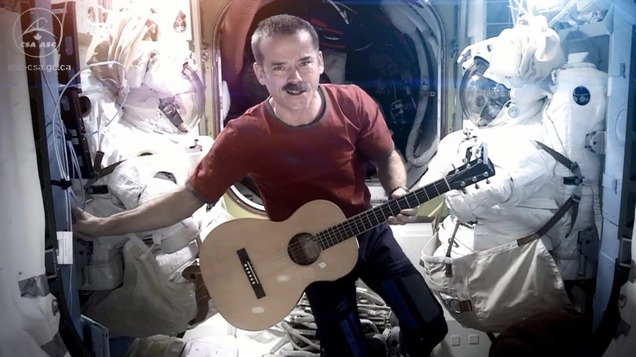 Astronaut Chris Hadfield sang 2013 auf der Internationalen Raumstation ISS seine Version von Bowies "Space Oddity".