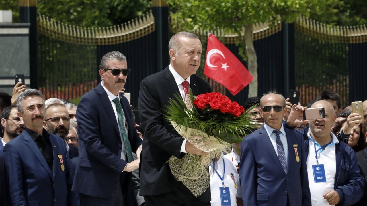 Präsident Recep Tayyip Erdogan (M) legt einen Blumenstrauß vor dem Märtyrer-Denkmal in Ankara nieder.