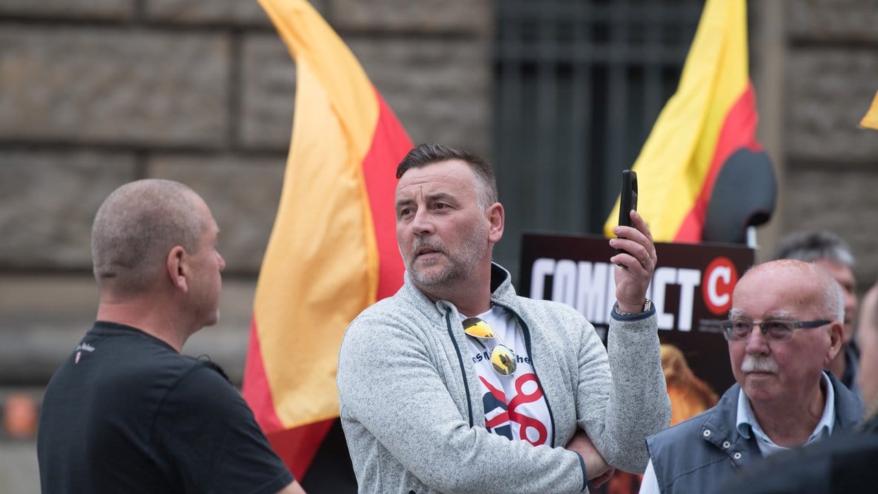 Pegida-Anführer Lutz Bachmann (M) steht vor dem Albertinum in Dresden. Pegida-Anführer Lutz Bachmann (M) steht vor dem Albertinum in Dresden.