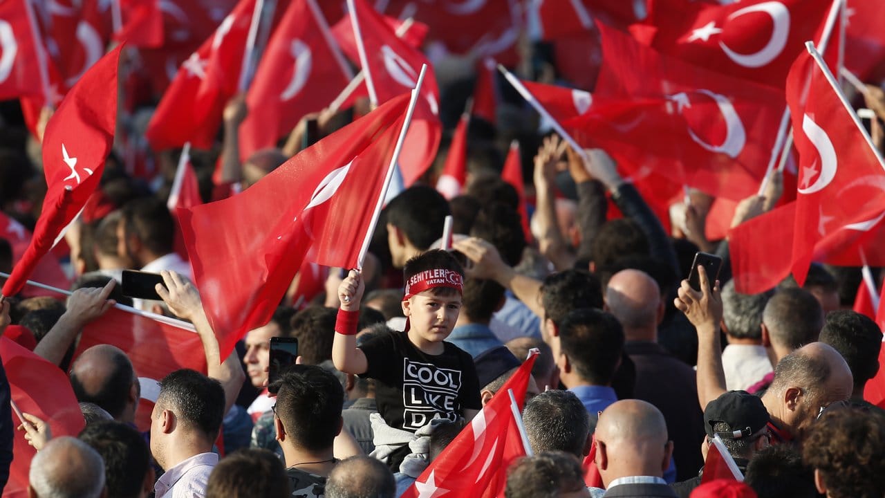 Menschen versammeln sich in Istanbul mit Türkei-Fahnen zu einer Veranstaltung am Jahrestag des gescheiterten Putschversuchs.
