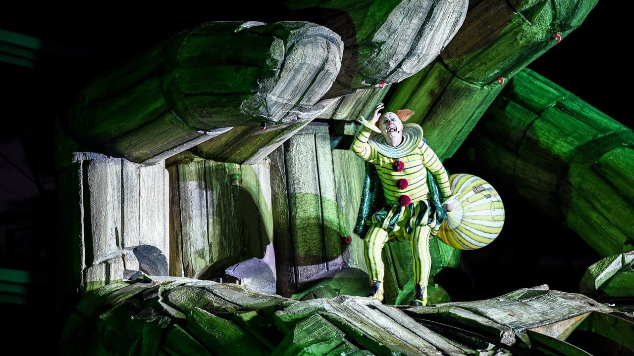 Rigoletto (Vladimir Stoyanov) verschwindet in einer überdimensionalen Hand.