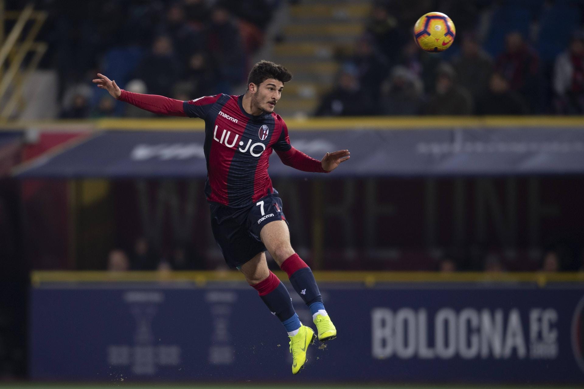 FC Bologna, 50,5 Millionen: Der FC Bologna hat auf dem Transfermarkt vor allen Dingen quantitativ mächtig zugeschlagen. Acht neue Spieler haben insgesamt 50,5 Mio. Euro gekostet und sollen dafür sorgen, dass mehr als der zehnte Platz der Vorsaison auf der Habenseite steht.