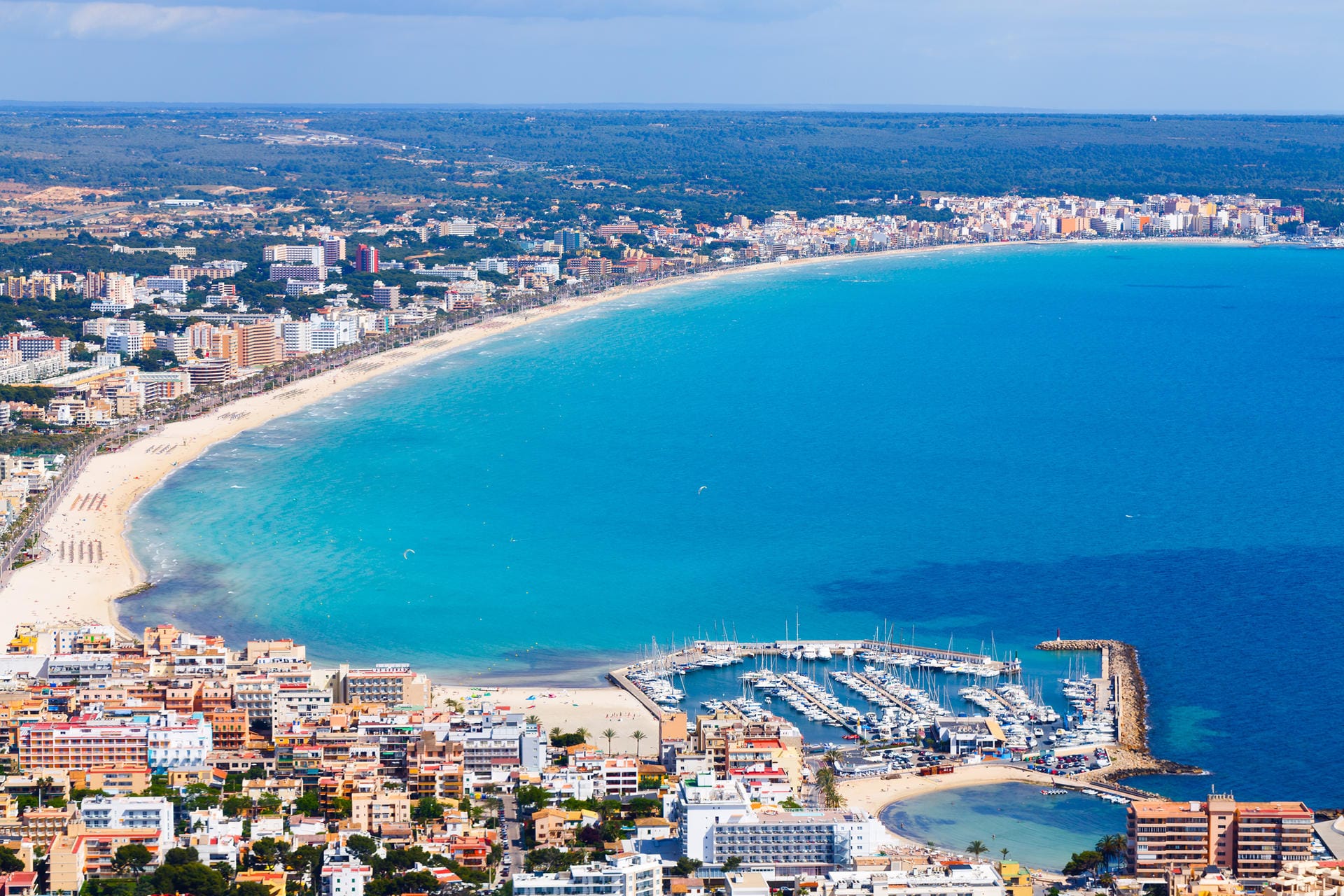 Can Picafort: Neben einer 2,5 Kilometer langen Strandpromenade bietet Can Picafort auch die größte Kartbahn Mallorcas.