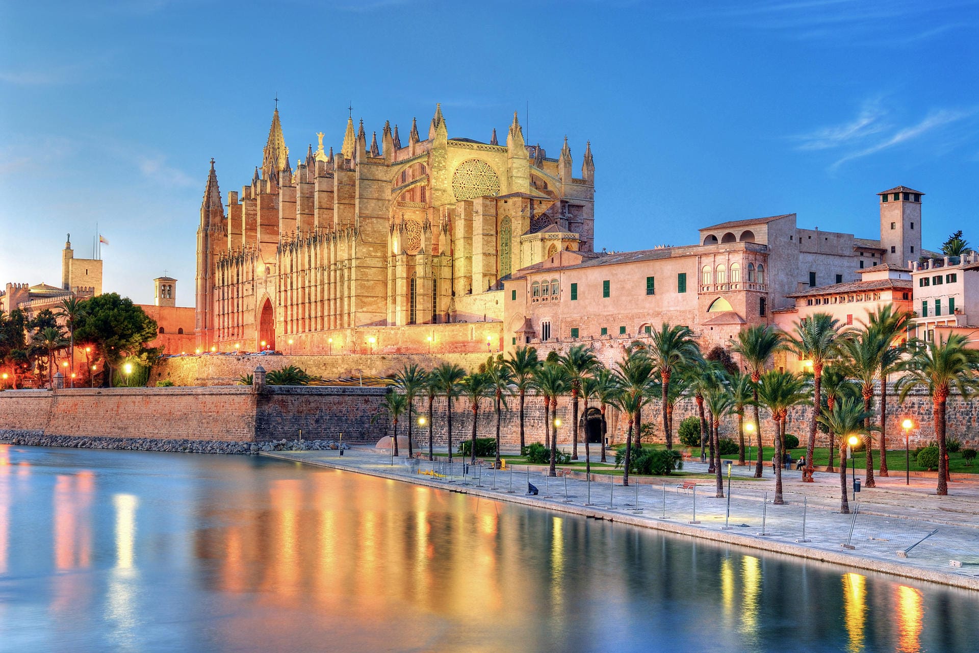 Palma: Zu den bekanntesten Sehenswürdigkeiten der Balearen-Haupstadt gehören die Kathedrale La Seu und der Palast des Königs.