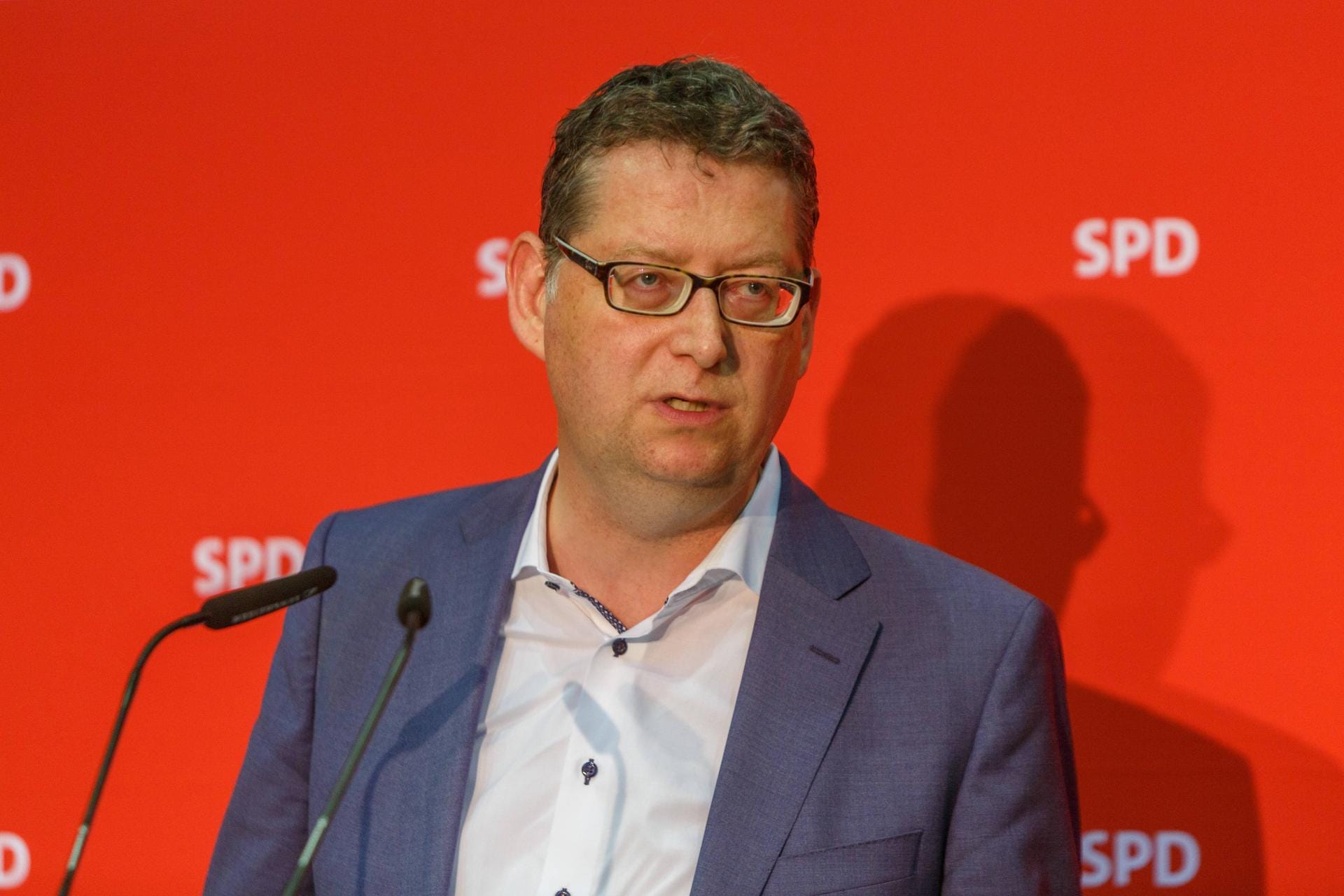 "Wir wünschen ihr eine glückliche Hand bei den anstehenden Aufgaben. Jetzt gilt's Europa wieder zusammenzuführen. Auf diesem Weg werden wir sie nach Kräften unterstützen", twitterte der kommissarische SPD-Vorsitzende Thorsten Schäfer-Gümbel.