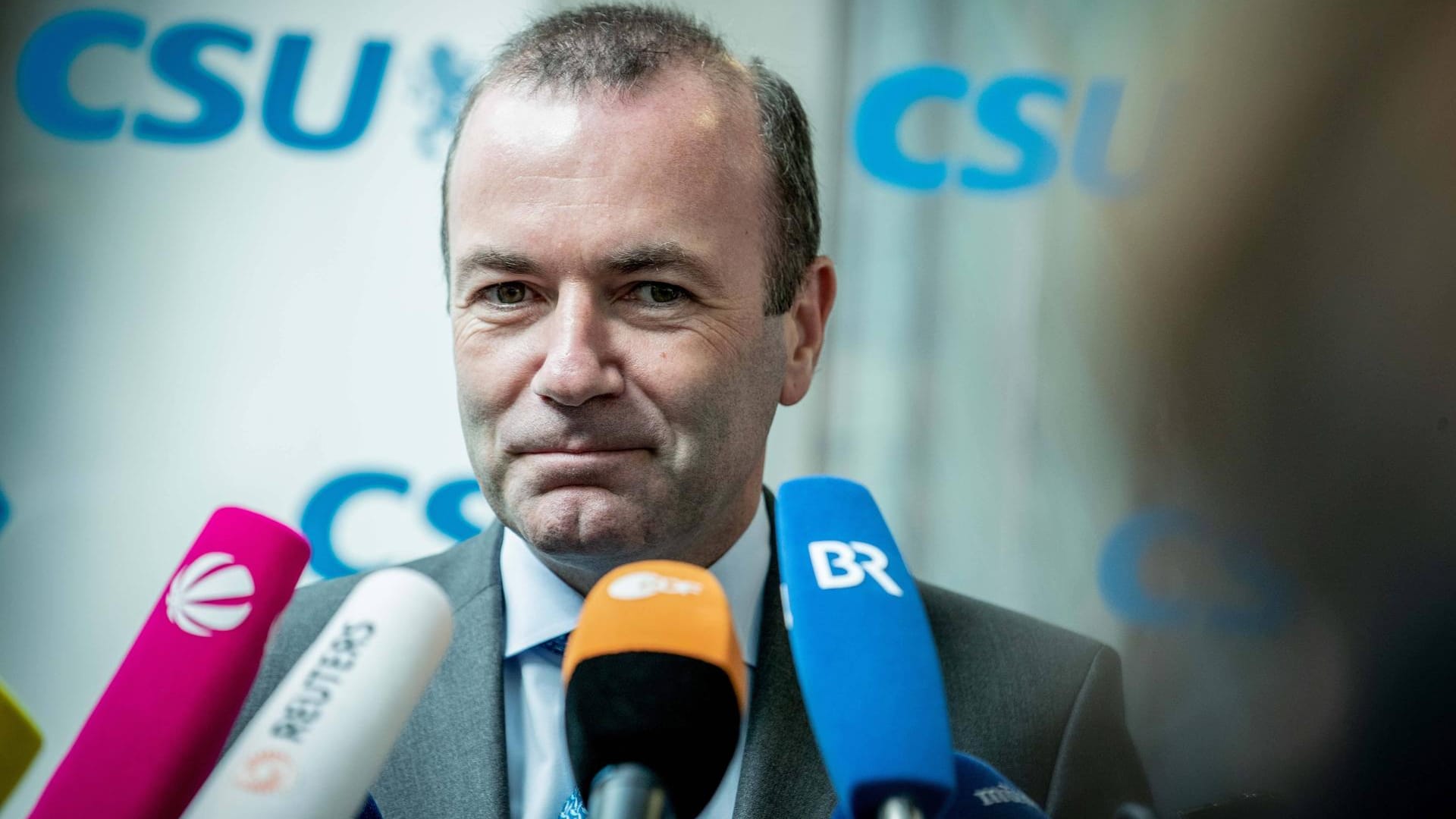 "Glückwünsche an von der Leyen", schrieb der EVP-Spitzenkandidat Manfred Weber auf Twitter. Man werde gemeinsam für ein starkes, ehrgeiziges und demokratischeres Europa kämpfen.