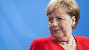 Bundeskanzlerin Angela Merkel (CDU) zeigte sich erfreut über die Wahl von der Leyens. "Auch wenn ich heute eine langjährige Ministerin verliere, gewinne ich eine neue Partnerin in Brüssel", sagte Merkel.