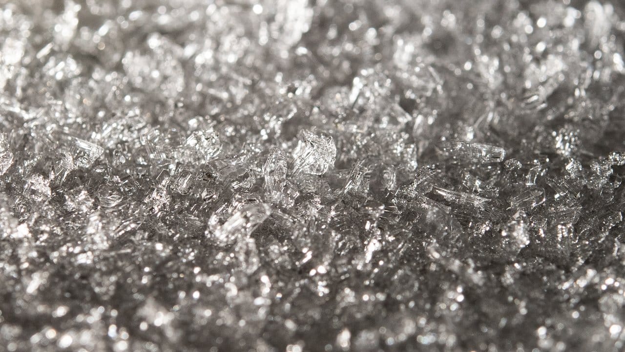 Eiskristalle entstehen, wenn Lebensmittel beim Einfrieren noch warm waren oder Platz für zu viel Luft gelassen wurde.